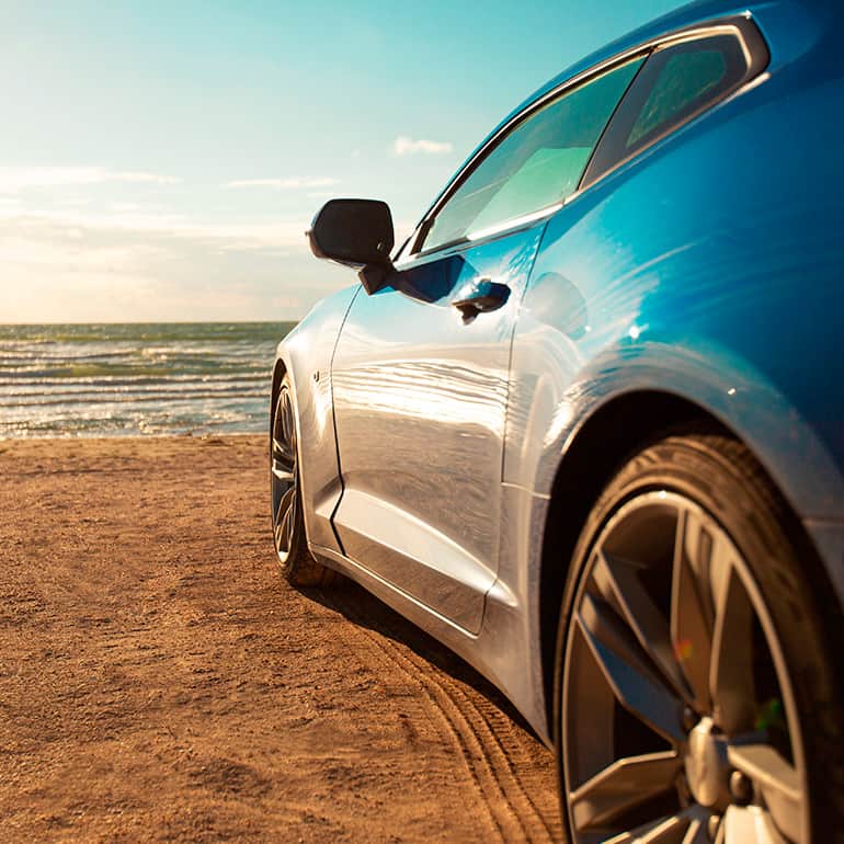 Auto en la playa