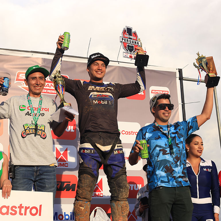 El Team Mobil se subió al podio en las tres principales categorías del campeonato.