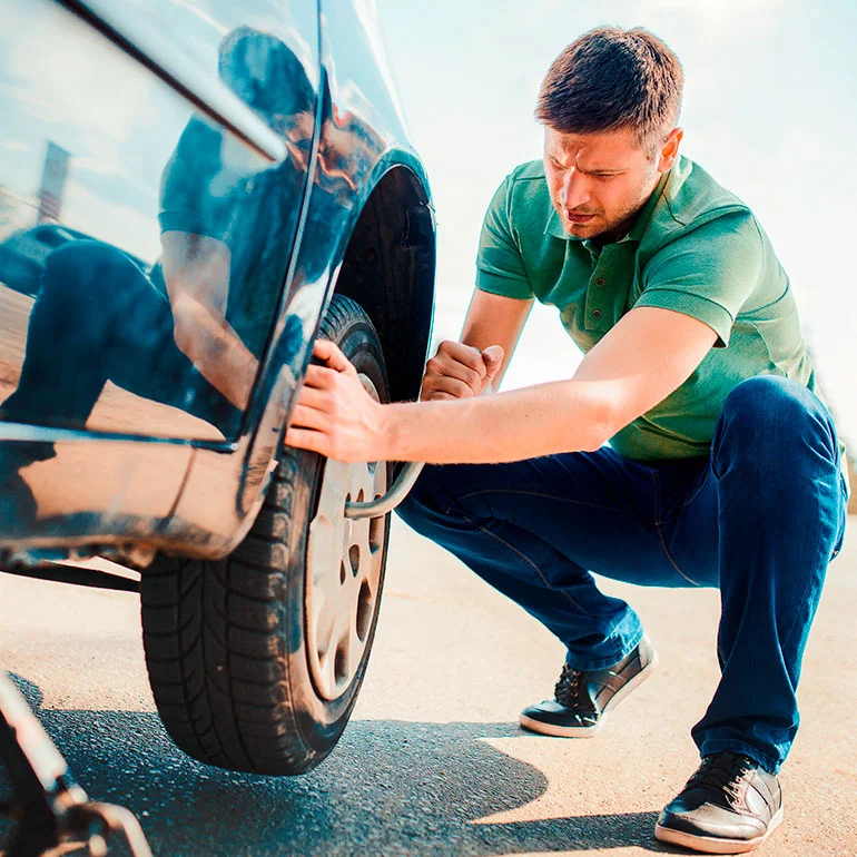 Contar con las herramientas adecuadas en tu auto te puede salvar de muchos problemas.
