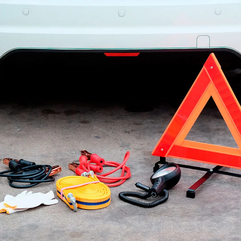 En tu maletera debes llevar un kit de herramientas para autos. 